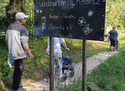 Besucher der Residenz besuchen einen Kräuter-Kneipp-Garten in Chemnitz Hut Holz
