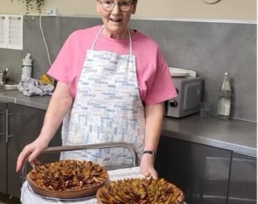Frau Mayer mit drei fertig gebackten Zwetschgenkuchen Frau Mayer mit drei fertig gebackten Zwetschgenkuchen